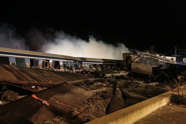 Σύγκρουση τρένων στη Λάρισα: Στους 40 οι νεκροί, έχουν ταυτοποιηθεί μόνον τέσσερις - Πάνω από 70 οι τραυματίες